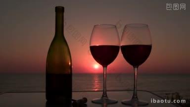 男人和女人在夕阳下用红酒碰杯
